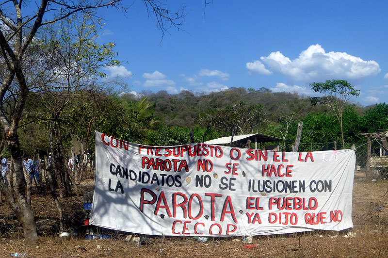 Pancarta del Consejo de Ejidos y Comunidades Opositoras a la Presa La Parota (Cecop) Enero 2011 © SIPAZ