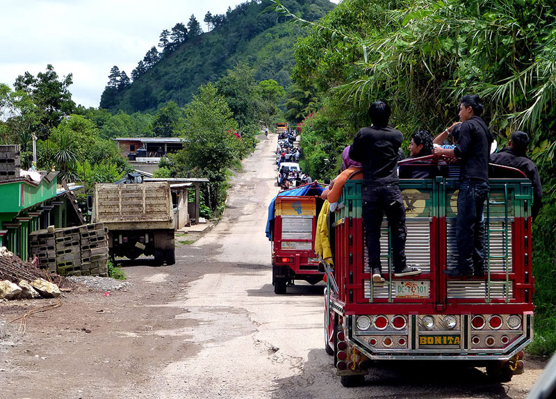 Paralelen zu 1997? Auf dem Weg nach Acteal der intern vertriebenen aus dem Dorf Puebla, Chenalhó, August 2013© SIPAZ