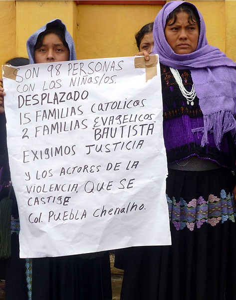 Desplazadas de Colonia Puebla en en marcha de Pueblo Creyente, San Cristóbal de las Casas, 12 de septiembre © SIPAZ