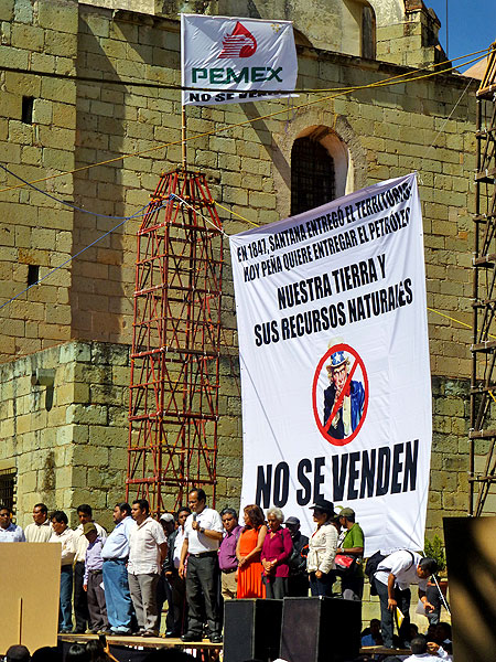 Veranstaltung gegen die Energiereform in Oaxaca-Stadt: „Unser Boden und seine natürlichen Ressourcen stehen nicht zum Verkauf“ © SIPAZ