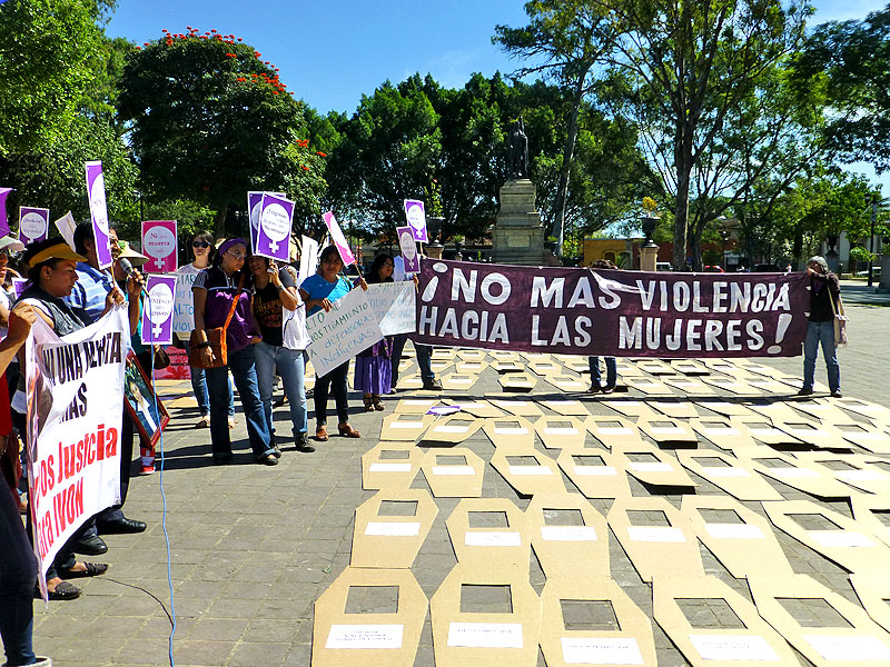 Demonstration gegen die Frauenmorde in Oaxaca, 25. November, Tag für die Beseitigung der Gewalt gegen Frauen © SIPAZ
