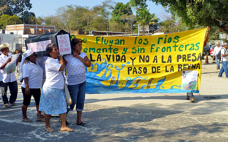 Manifestación del COPUDEVER (Consejo de Pueblos Unidos por la Defensa del Río Verde), Jamiltepec, Oaxaca, marzo de 2014 © SIPAZ