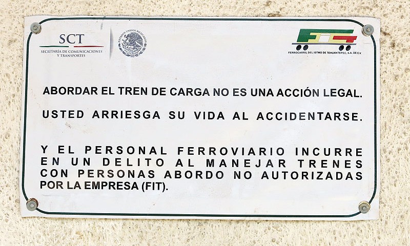 “Abordar el tren de carga no es una acción legal”, aviso de la Secretaría de Comunicaciones y Transportes” © SIPAZ