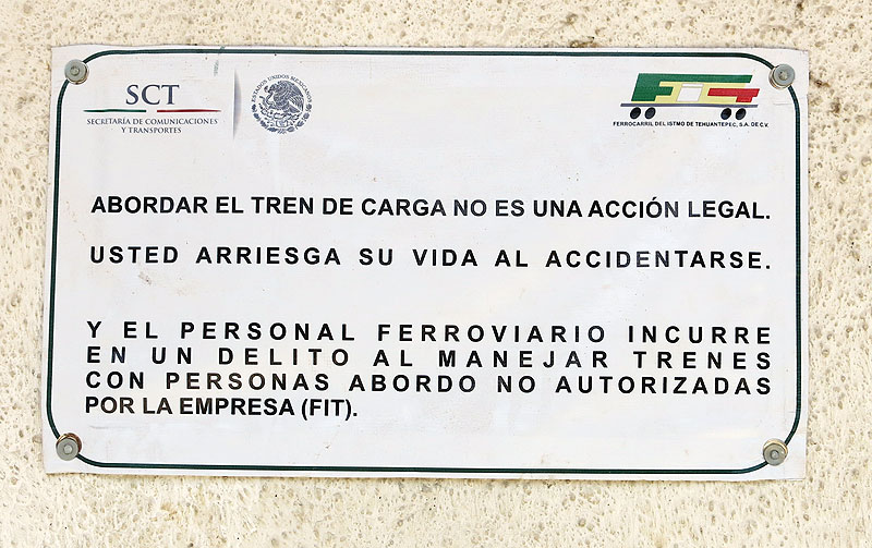 “Abordar el tren de carga no es una acción legal”, aviso de la Secretaría de Comunicaciones y Transportes” © SIPAZ