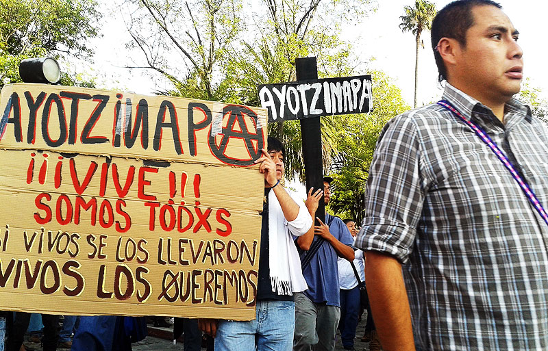 Participación de estudiantes en la marcha en solidaridad con el movimiento por “Ayotzinapa”, San Cristóbal de Las Casas, 22 de octubre de 2014 © SIPAZ