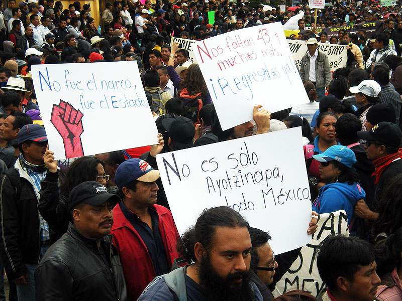 Marcha en solidaridad con Ayotzinapa en el marco del "dia de la revolucion mexicana", San Cristóbal de las Casas - 20 de Noviembre de 2014 © SIPAZ