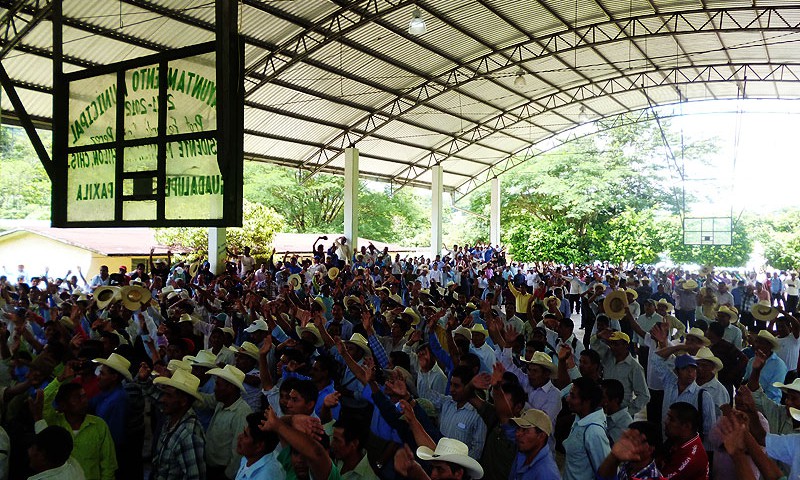 Asamblea en el ejido San Jerónimo Bachajón, en contra de la construcción de la carretera. Municipio de Chilón, agosto de 2014 © SIPAZ