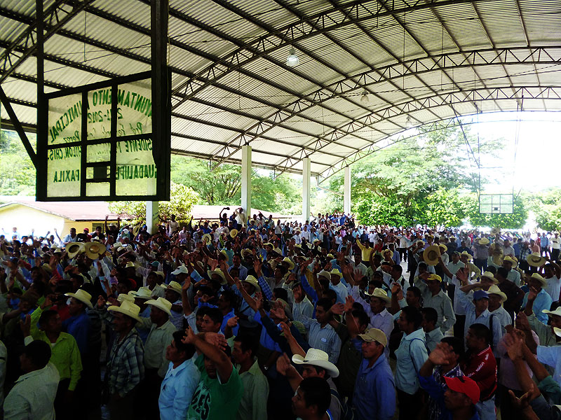 Asamblea en el ejido San Jerónimo Bachajón, en contra de la construcción de la carretera. Municipio de Chilón, agosto de 2014 © SIPAZ