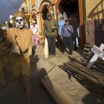 Performance en defensa de los derechos de los migrantes centroamericanos al cruzar México, San Cristóbal de Las Casas, julio de 2015 © Moysés Zúñiga Santiago