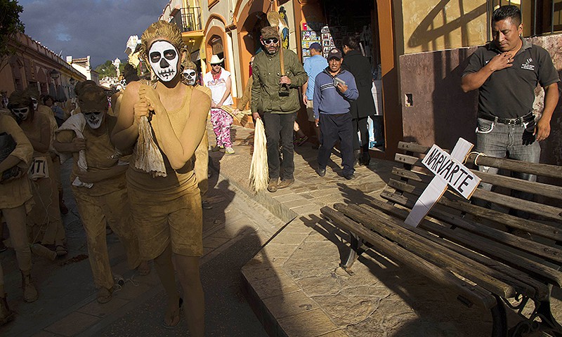 Performance en defensa de los derechos de los migrantes centroamericanos al cruzar México, San Cristóbal de Las Casas, julio de 2015 © Moysés Zúñiga Santiago