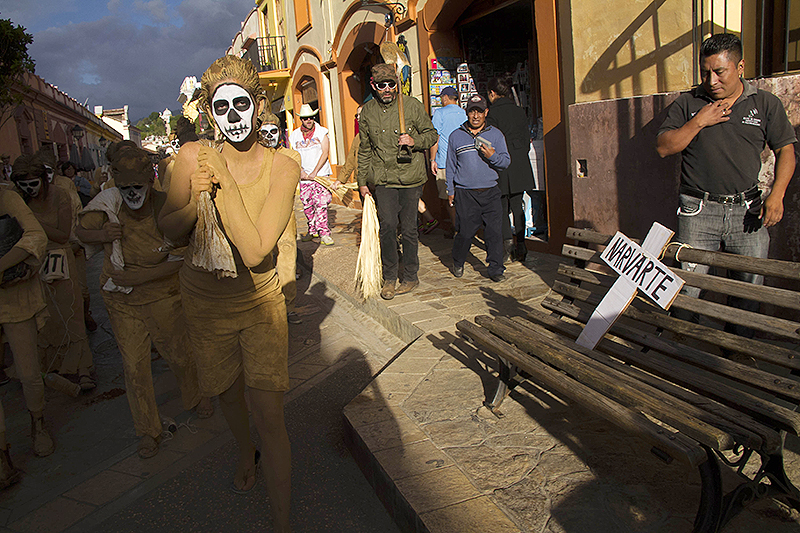 Performance en defensa de los derechos de los migrantes centroamericanos al cruzar México, San Cristóbal de Las Casas, julio de 2015 © Moysés Zúñiga Santiago