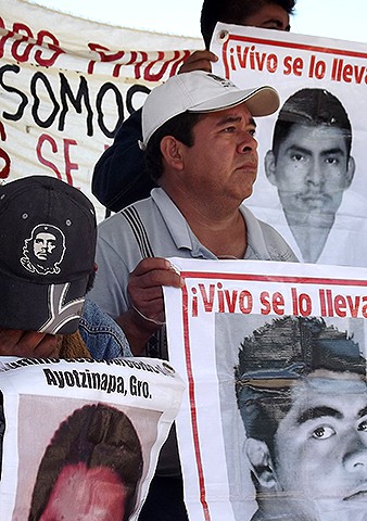 Delegación de familiares y compañeros de Ayotzinapa durante la Caravana por el Sur. Barrio de Santa Catarina, San Cristóbal de Las Casas, 30 de julio de 2015 © SIPAZ