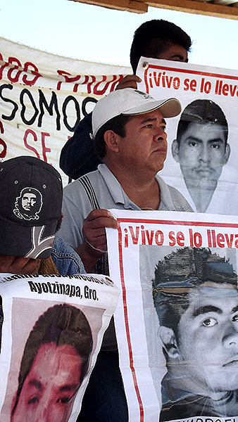 Delegación de familiares y compañeros de Ayotzinapa durante la Caravana por el Sur. Barrio de Santa Catarina, San Cristóbal de Las Casas, 30 de julio de 2015 © SIPAZ