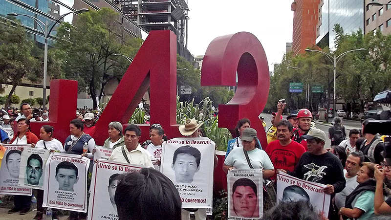 Marcha por Ayotzinapa a 11 meses  de la desaparición forzada de los normalistas, Ciudad de México, 26 de agosto de 2015 © SIPAZ