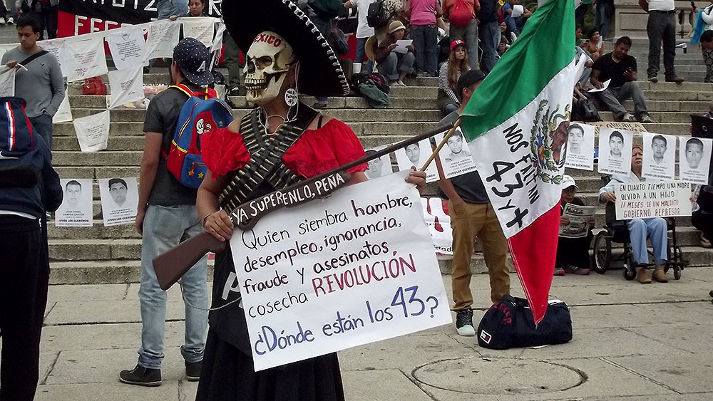 Nos faltan 43, manifestación por Ayotzinapa en la Ciudad de México, agosto de 2015 © SIPAZ