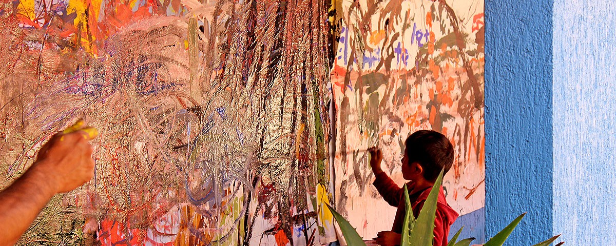 Enfant en train de peindre une banderole, XX° Anniversaire du SIPAZ © SIPAZ