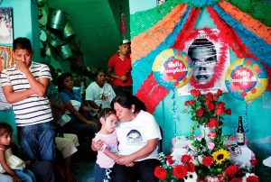 Una fiesta de aniversario del estudiante desaparecido Julio César López Patolzin el día de su 25 cumpleaños. Su tía y sobrina se abrazan mientras un grupo de músicos toca sus canciones favoritas. Tixtla, Guerrero. 29 de enero de 2015 © Emily Pederson