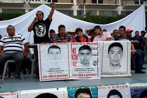 Conferencia de prensa de familiares y acompañantes de los 43 estudiantes desaparecidos de Ayotzinapa. Iguala, Guerrero. Marzo de 2016 © SIPAZ