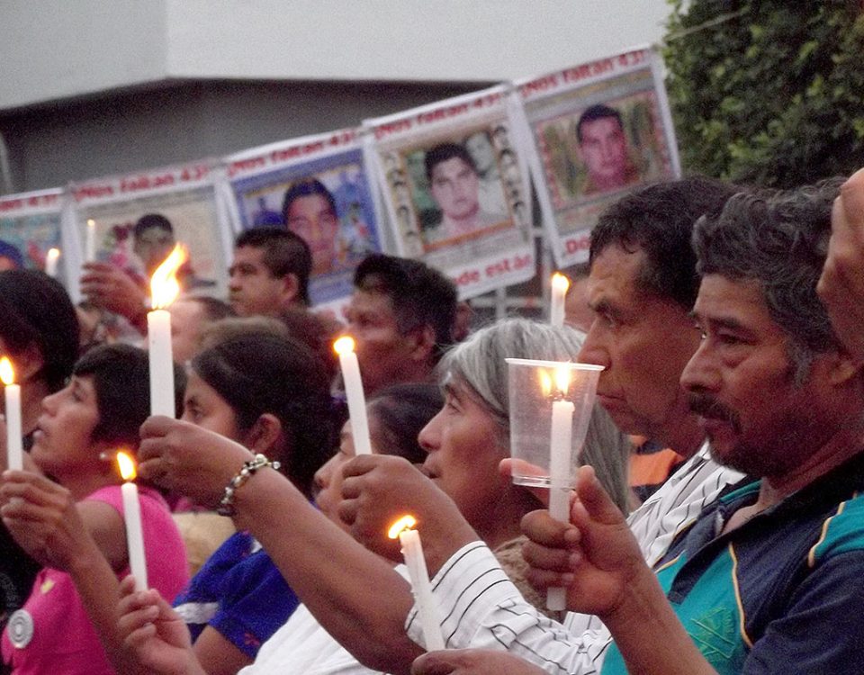 Cierre de la primera jornada de búsqueda de los 43 normalistas desaparecidos. Iguala, Guerrero. Marzo de 2016. © SIPAZ