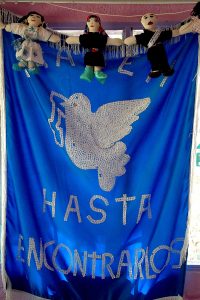 Bis wir sie finden. Eine Decke, entworfen von Angehörigen von Entführten während des „schmutzigen Krieges“. Atoyac, Guerrero. März 2016. © SIPAZ