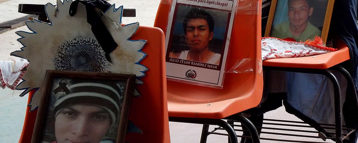 Sillas de los tres estudiantes asesinados el 26 de septiembre de 2014: Julio César Mondragón, Julio César Ramírez Nava y Daniel Solís Gallardo. Escuela Normal Rural Raúl Isidro Burgos, Tixtla, Guerrero © SIPAZ