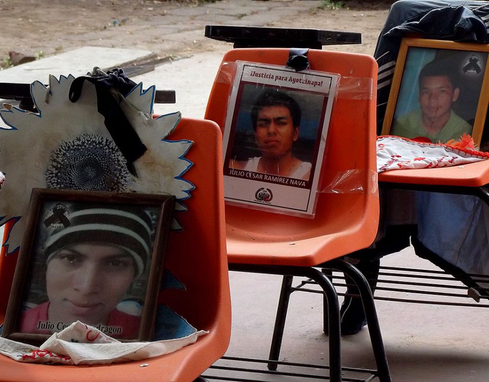 Sillas de los tres estudiantes asesinados el 26 de septiembre de 2014: Julio César Mondragón, Julio César Ramírez Nava y Daniel Solís Gallardo. Escuela Normal Rural Raúl Isidro Burgos, Tixtla, Guerrero © SIPAZ