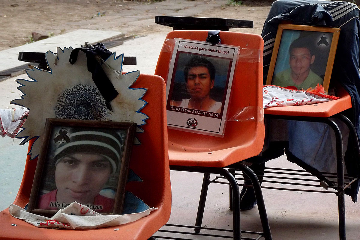 Sillas de los tres estudiantes asesinados el 26 de septiembre de 2014: Julio César Mondragón, Julio César Ramírez Nava y Daniel Solís Gallardo. Escuela Normal Rural Raúl Isidro Burgos, Tixtla, Guerrero © SIPAZ