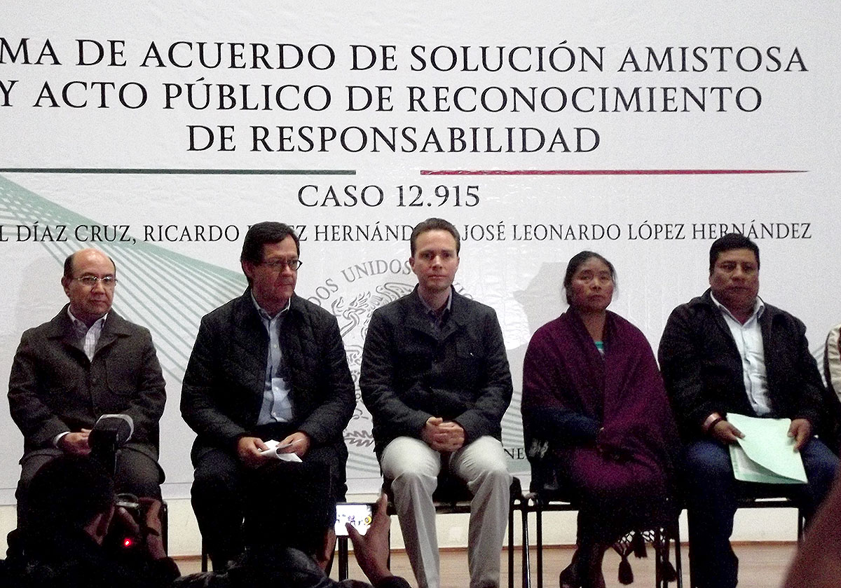 Acto de reconocimiento de responsabilidad del Estado mexicano y firma de un acuerdo de solución amistosa en el Caso El Aguaje. San Cristóbal de Las Casas, Chiapas. Enero de 2016 © SIPAZ