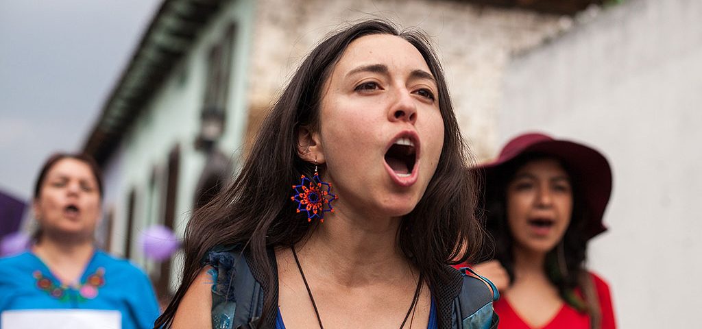 Women and men carrying banners with slogans during the march on April 24 in San Cristobal de Las Casas, Chiapas © Aarón Cadena Ovalle