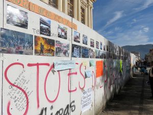 Blick auf die “Wörterbarrikade”, die in San Cristóbal angebracht wurde um die Solidarität mit der Lehrerbewegungauszudrücken. © SIPAZ