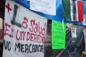 Pancartes et banderoles fixées sur le sit-in des fonctionnaires du secteur de la santé à San Cristóbal de las Casas , en grève en raison de la rupture de stock du matériel médical © SIPAZ