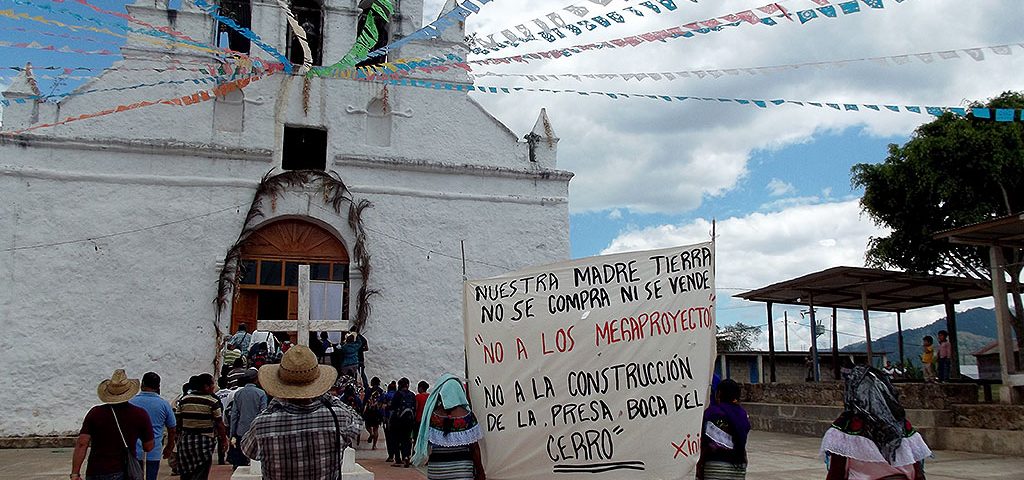 Pilgermarsch der Mission Santísima Trinidad (La Arena) und dem Komitee zur Verteidigung der indigenen Freiheiten CDLI Xinich´ gegen das Vergessen des Massakers von Viejo Velasco und zur Verteidigung der Mutter Erde. Chiapas. © SIPAZ