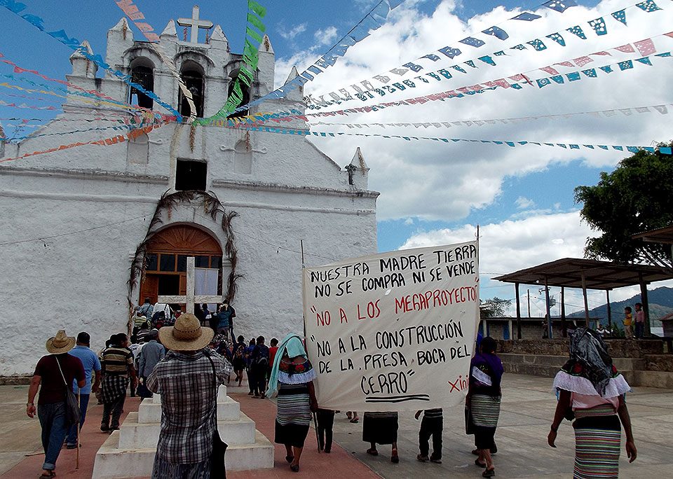 Pilgermarsch der Mission Santísima Trinidad (La Arena) und dem Komitee zur Verteidigung der indigenen Freiheiten CDLI Xinich´ gegen das Vergessen des Massakers von Viejo Velasco und zur Verteidigung der Mutter Erde. Chiapas. © SIPAZ