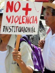 « Non à la violence institutionnelle », Banderole lors du pèlerinage du Peuple Croyant du diocèse de San Cristóbal de Las Casas, à Tuxtla Gutiérrez, Chiapas, juillet 2016 © SIPAZ