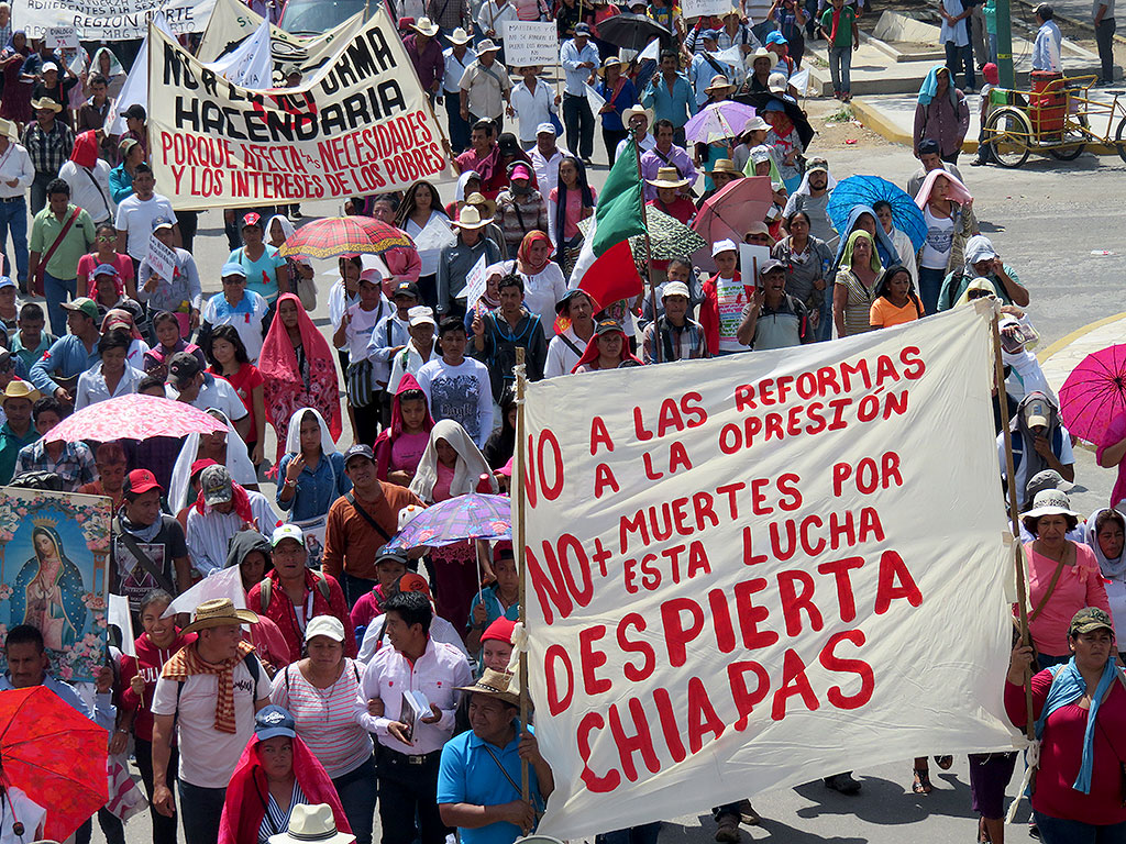 « Keine institutionelle Gewalt », Fahne während der Wanderung der gläubigen Bevölkerung der Diözese San Cristóbal de Las Casas, Tuxtla Gutiérrez, Chiapas, Juli 2016 © SIPAZ