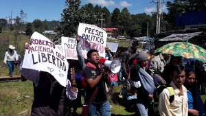 Peregrinación en las afueras de la cárcel de San Cristóbal de Las Casas, Chiapas, para denunciar la “mala impartición de justicia que se vive en el Estado mexicano” © SIPAZ 