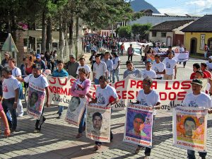 Caravane dans le Sud - Sud-Est des familles des 43 élèves d'Ayotzinapa portés disparus lors de son arrivée au Chiapas, juillet 2017 © SIPAZ