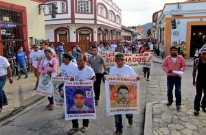 Caravane dans le Sud - Sud-Est des familles des 43 élèves d'Ayotzinapa portés disparus lors de son arrivée au Chiapas, juillet 2017 © SIPAZ