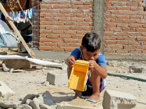 Niño jugando en medio de las obras de reconstrucción. Misión Civil de Observación a la Costa después de los sismos de septiembre © SIPAZ