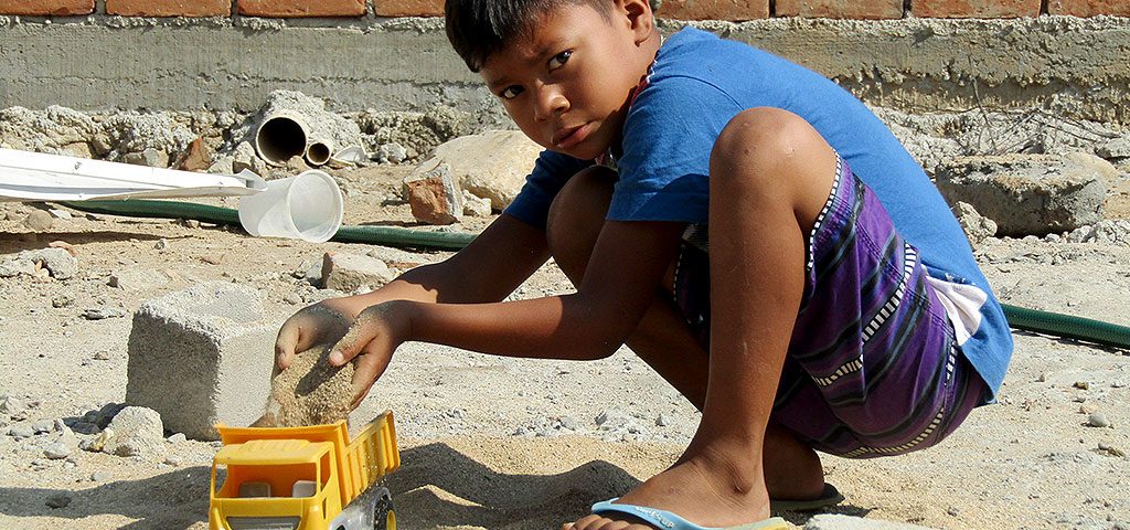 Niño jugando en medio de las obras de reconstrucción. Misión Civil de Observación a la Costa después de los sismos de septiembre © SIPAZ