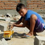 Niño jugando en medio de las obras de reconstrucción. Misión Civil de Observación a la Costa después de los sismos de septiembre © SIPAZ