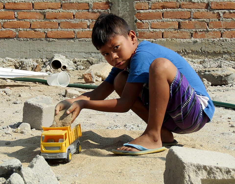 Child playing in the middle of the reconstruction works. Civil Observation Mission to the Coast after the September earthquakes © SIPAZ