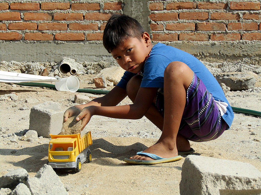 Niño jugando en medio de las obras de reconstrucción. Misión Civil de Observación a la Costa después de los sismos de septiembre © SIPAZ