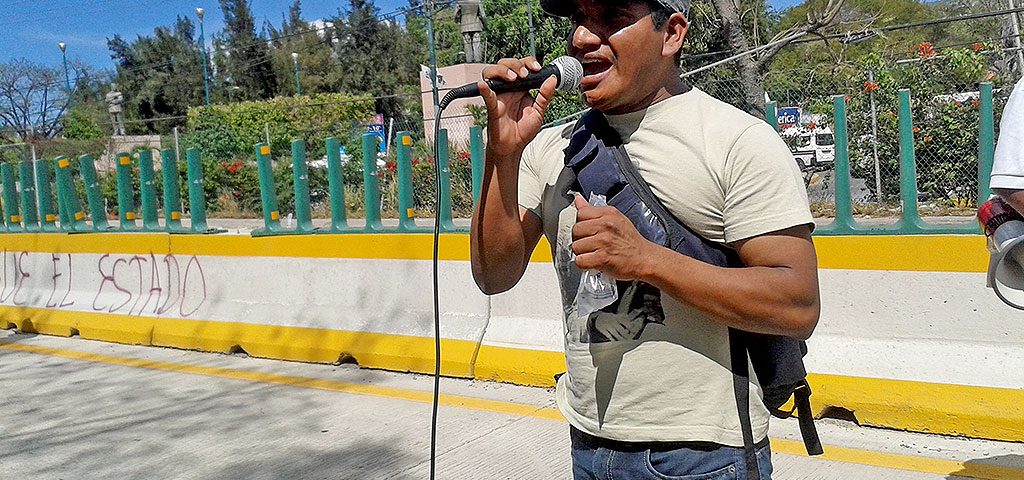 Vidulfo Rosales Sierra lors d'une manifestation organisée pour l'apparition en vie des 43 étudiants disparus d'Ayotzinapa, Guerrero © SIPAZ, archives