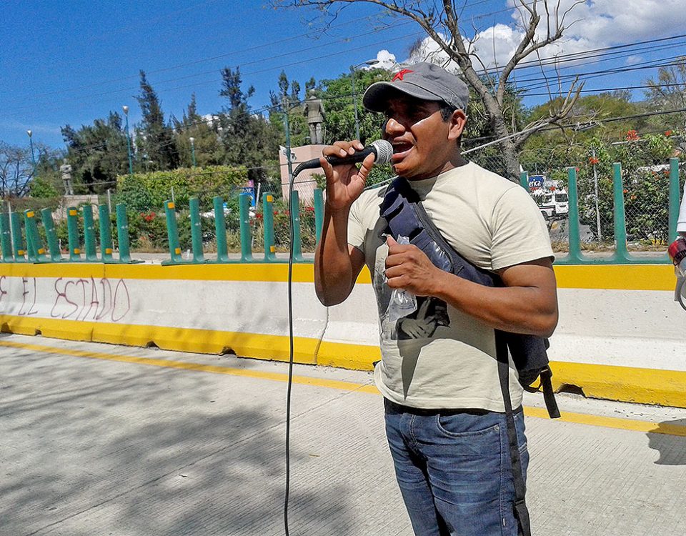 Vidulfo Rosales Sierra lors d'une manifestation organisée pour l'apparition en vie des 43 étudiants disparus d'Ayotzinapa, Guerrero © SIPAZ, archives