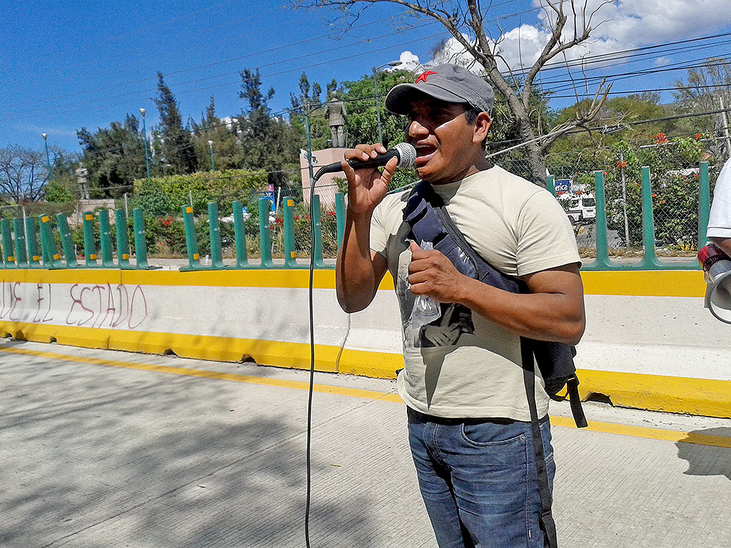 Vidulfo Rosales Sierra lors d'une manifestation organisée pour l'apparition en vie des 43 étudiants disparus d'Ayotzinapa, Guerrero © SIPAZ, archives