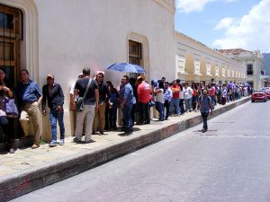 Schlangen um am 1. Juli zu wählen, San Cristóbal de Las Casas, Chiapas © SIPAZ