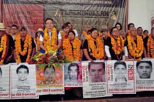 Ayotzinapa präsent beim 24. Jubiläum des Menschenrechtszentrums in der Berge von Tlachinollan, Oktober 2018 © SIPAZ