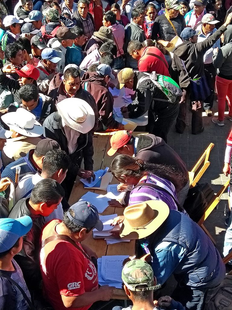 Wahlen den indigenen Sitten und Bräuchen zufolge im Gemeindebezirk Oxchuc © SIPAZ