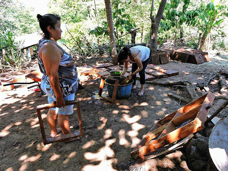 Reconstruction communautaire sur la côte © SweFOR